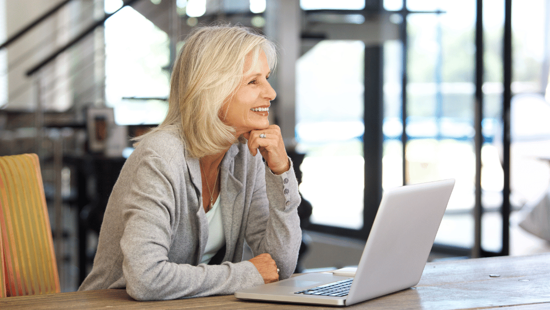 Oudere vrouw achter haar laptop