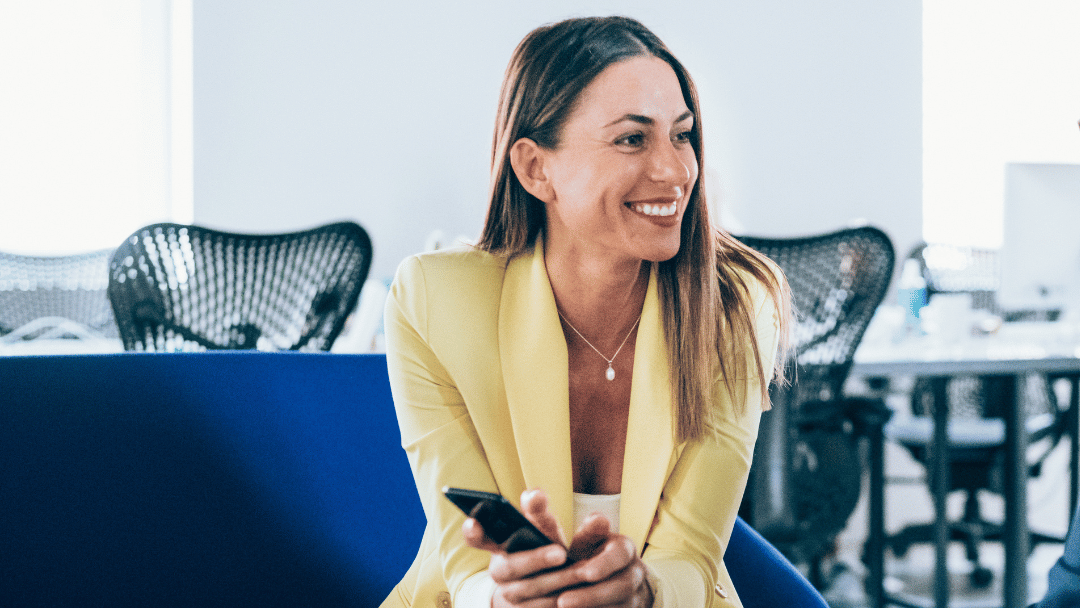 Vrouw in geel pak met telefoon