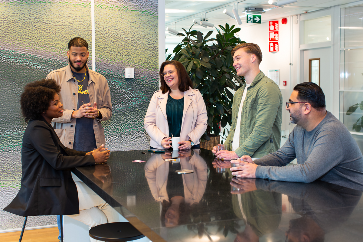 Vijf collega's drinken koffie