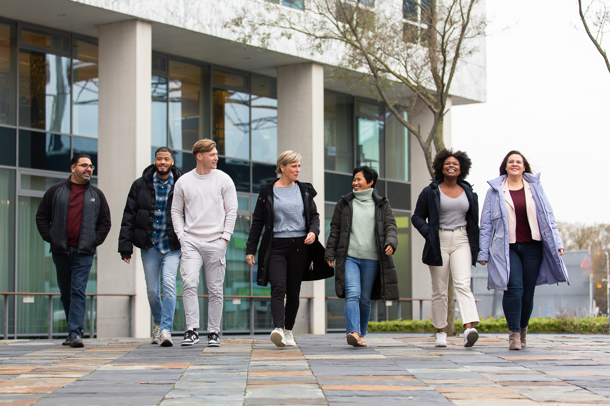 Groep mensen loopt buiten naast elkaar